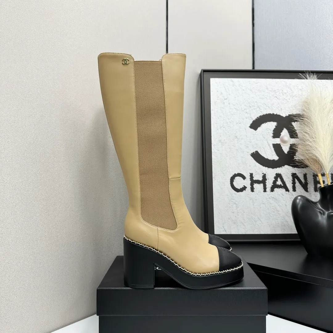 👟👟Ex-factory price 960👟👟 CHANEL Xiaoxiang 2024 autumn and winter sheepskin boots high boots knight boots The version is also the basic version of the Martin boots, neat and handsome. The upper is made of cowhide, super soft against the skin, wide and full, handsome and comfortable. The lining is soft water-dyed cowhide. The sole is original rubber outsole. Exclusive top quality 35-39. 40 customized